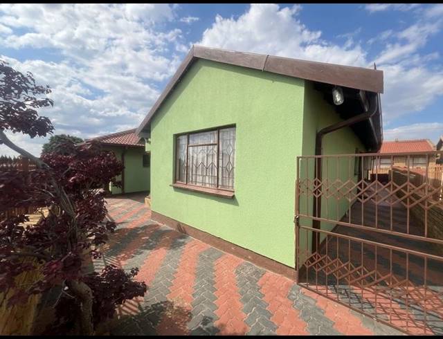 3 BEDROOM HOUSE FOR SALE IN MABOPANE UNIT X